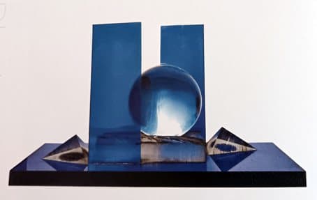 Scultura di ARUSS in plexiglass blu con una sfera trasparente al centro