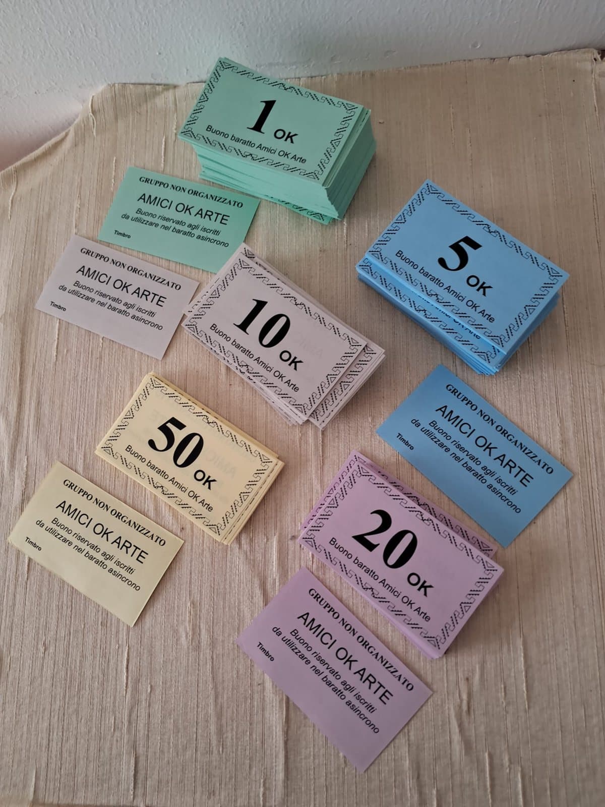 Buoni di baratto colorati degli Amici di OK ARTE da 1, 5, 10, 20 e 50 OK