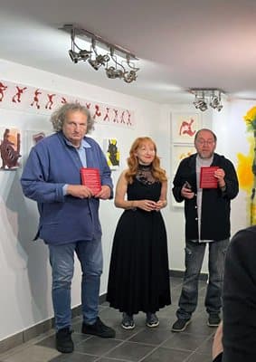 Marilena Vita con due ospiti in galleria, davanti alle sue opere